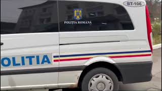 Mandate de percheziție puse în executare de polițiști [upl. by Marji]