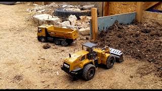 Huina 1582 First Run Dump truck amp Huina 1583 20x25 course work huina rc rc construction [upl. by Daphene427]