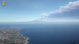 Etna il vulcano in eruzione ripreso da un aereo militare [upl. by Garris]