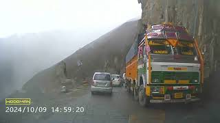 The downward gradient of Zojila Pass amidst snowfall mist amp fog Mind blowing Zojila pass episode 2 [upl. by Jonah]