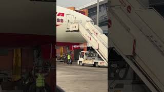 How to attach a step ladder with a widebody Aircraft dehliairport shorts trending viral funny [upl. by Alleunamme]