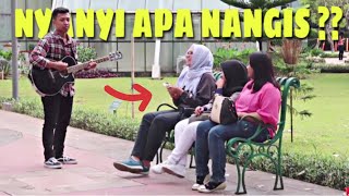 AWALNYA DITERTAWAKAN  PENGAMEN INI TUNJUKKAN SUARA ASLI NYA  Gitar Prank [upl. by Noemys599]