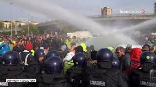 Trieste la polizia ricorre agli idranti contro i No Green Pass [upl. by Gnahc703]