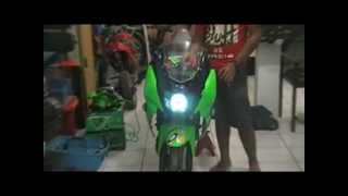 KAWASAKI NINJA 150 RR PROJECTOR HID  GREEN  WHITE ANGELEYES [upl. by Bernadine]