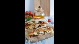 CALZONE di SFOGLIA in PADELLA con PEPERONI 🤤 Shorts [upl. by Jasper]