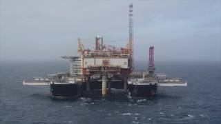 Maior navio do mundo retira plataforma do mar Pioneering Spirit [upl. by Eeryt]