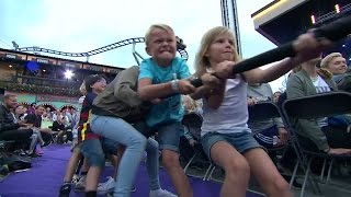 Barnen utmanar gladiatorerna på dragkamp  Sommarkrysset TV4 [upl. by Nehtanoj]