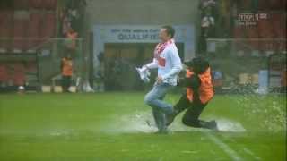 Polska  Anglia Kibice uciekają stewardom  Stewards vs fans diving on the pitch funny [upl. by Rauch110]