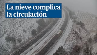 La nieve complica la circulación en varios puntos de España y obliga a cortar la A1 y la A2 [upl. by Rankin]