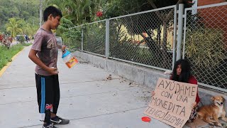 NIÑO POBRE AYUDA A LA NECESITADA Y ASÍ FUE LA RECOMPENSA [upl. by Genaro]