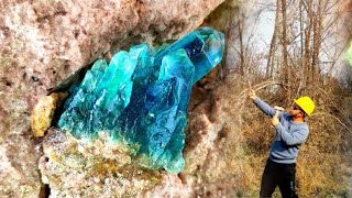 Dig crystals in the crater The boulder is full of blue crystals [upl. by Dorcus]