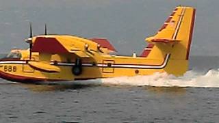 Waldbrand auf kroatischer Insel Brac  Löschflugzeug tankt auf [upl. by Anayt]