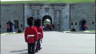 Changement de sentinelles devant lentrée principale de la Citadelle de Québec [upl. by Eldredge]