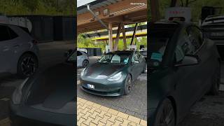 Das Kennzeichen ist pures Gold wert 🤩 Düsseldorf Tesla springonshorts [upl. by Eimot]