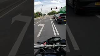 lane splitting regels oprekken 🤣motorcycle akrapovic biker [upl. by Harimas]