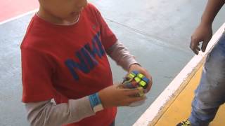 Niño de 5 Años Arma Cubo Rubik en 30 segundos by Trictor [upl. by Arly]