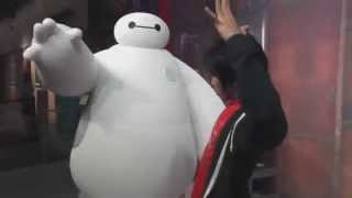 Baymax choca puño vida real Baymax fist bumps real life Español [upl. by Chita]