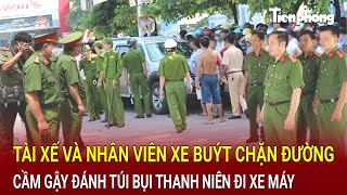 Bản tin thời sự Tài xế và nhân viên xe buýt chặn đường cầm gậy đánh túi bụi thanh niên đi xe máy [upl. by Farra217]