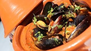 Recette de tajine marocain aux moulesMoroccan Mussels TaginequotBouzrougquot [upl. by Naujat8]