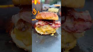 cheesburger von der feuerplatte food foodie delicious bbq youtubeshorts foodshorts [upl. by Trilbi]