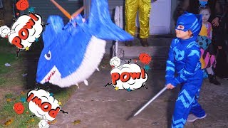 Piñata en Fiesta de Halloween S3E182 [upl. by Kerrie]