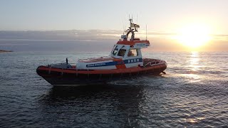 Aankomst Frans Hogewind KNRM paal 8 Terschelling  Omroep Lennard [upl. by Acyre357]