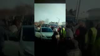 Voiture fonce sur les gilets jaunes à Rouen Acte 14 vidéo choquante [upl. by Nahsor]