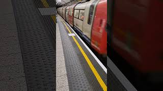 Fast train coming London underground london italianoingranbretagna uk [upl. by Sharyl616]