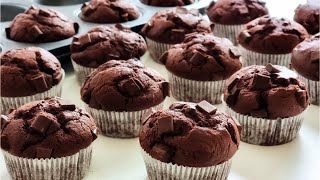 Saftige Schokomuffins  Muffins Rezept mit Schokolade [upl. by Sungam]