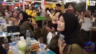 Tantri Arda prank di Kaffe Angkringan Cibinong  menyanyikan lagu Iwan fals Bento [upl. by Suiratnod608]