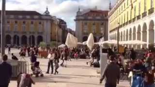 Chuva de cravos vermelhos em Lisboa 25 de Abril 19742014 [upl. by Grunenwald602]