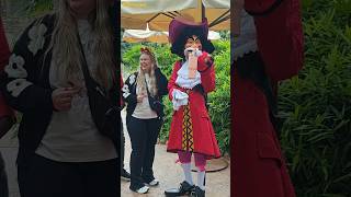 histoire  capitaine crochet  captainhook une guest amp gourde disneylandparis humour humor [upl. by Ynattib]