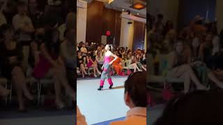 GENTE Paige Niemann cover da Ariana Grande em desfile de moda no “New York Fashion Week” 🤡 [upl. by Nosrak274]