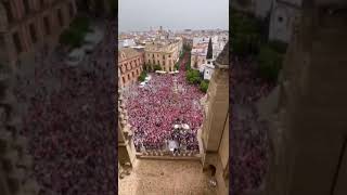 Centenares de aficionados del Athletic de Bilbao se cuelan en una boda en la Catedral de Sevilla [upl. by Octavus392]