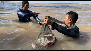 Trúng Mánh Ở Sông Cầu Quan Cà Khịa Lên Con Cá Ngát Bằng Tay Giữa Lúc Trời Sóng Gió  Cldv [upl. by Youngman]