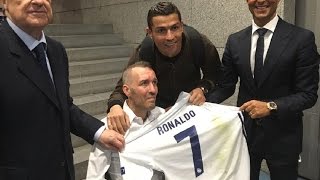 Cristiano Ronaldo welcomes Fernando Ricksen to the Bernabeu [upl. by Sualkcin]