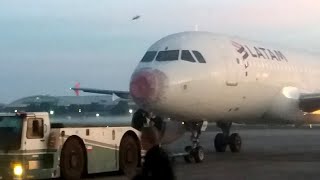 Desgarrador relato de pasajera de vuelo Latam que aterrizó de emergencia en Buenos Aires [upl. by Holtorf]