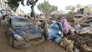 Inondations en Espagne Il arrive en retard à son travail après avoir perdu sa voiture son patron l [upl. by Gisele]