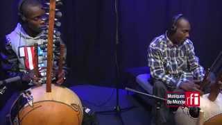 Toumani amp Sidiki Diabate inteprètent «Kaïra» dans Musiques du Monde sur RFI [upl. by Lowry173]