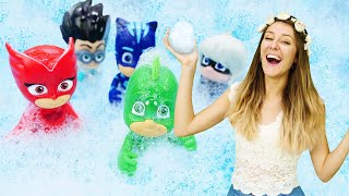 Los juguetes de PJ Masks se bañan en una piscina de burbujas Guardería Infantil Videos para niños [upl. by Laurent]