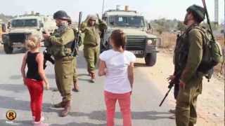 Jeune Palestinienne qui na pas froid aux yeux  Palestinian girls cursing Israeli soldiers [upl. by Bonnibelle629]