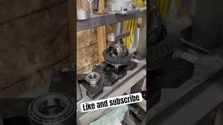 Bearing press automobile jeep mechanic dana44 dana30 differential jeep offroadaddiction ￼ [upl. by Nosyrb]