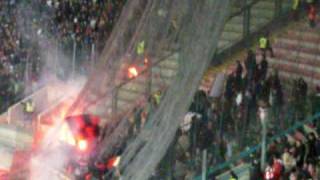 Tifosi milanisti tirano fumogeni verso la curva A che risponde al fuoco [upl. by Leontyne]