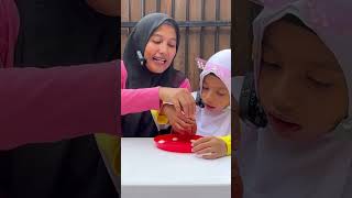 AFRIN DAN HAFIZAH EXPERIMEN COCA COLA VS MENTOS  BERMAIN COCA COLA DAN MENTOS AUTO MUNCRAT shorts [upl. by Niko]