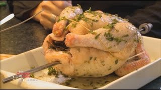 Recette  Poularde rôtie et fumée aux herbes de Francine  Les carnets de Julie  Le Pays du Mans [upl. by Hairahcaz838]