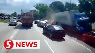 Trailer collides with 10 vehicles and causes traffic congestion [upl. by Biel]