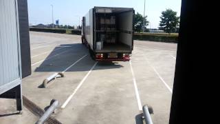 Aandokken met oplegger  Riding a truck backwards in to the loadingdock [upl. by Nnazil809]