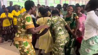 HIGHLIFE MEDLEY AT ST LOUIS SENIOR HIGH SCHOOL SUNDAY MASS BY THE KUMASI EVANGEL CHOIR GHANA [upl. by Clara496]