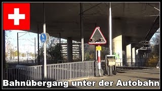 Railroad Crossing Switzerland  Bahnübergang unter der Autobahn Zürich Brunau Schweiz 2017 [upl. by Ahrendt691]