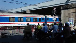 Train SE6 Saigon  Hanoi passing level crossing 2018 [upl. by Janik]